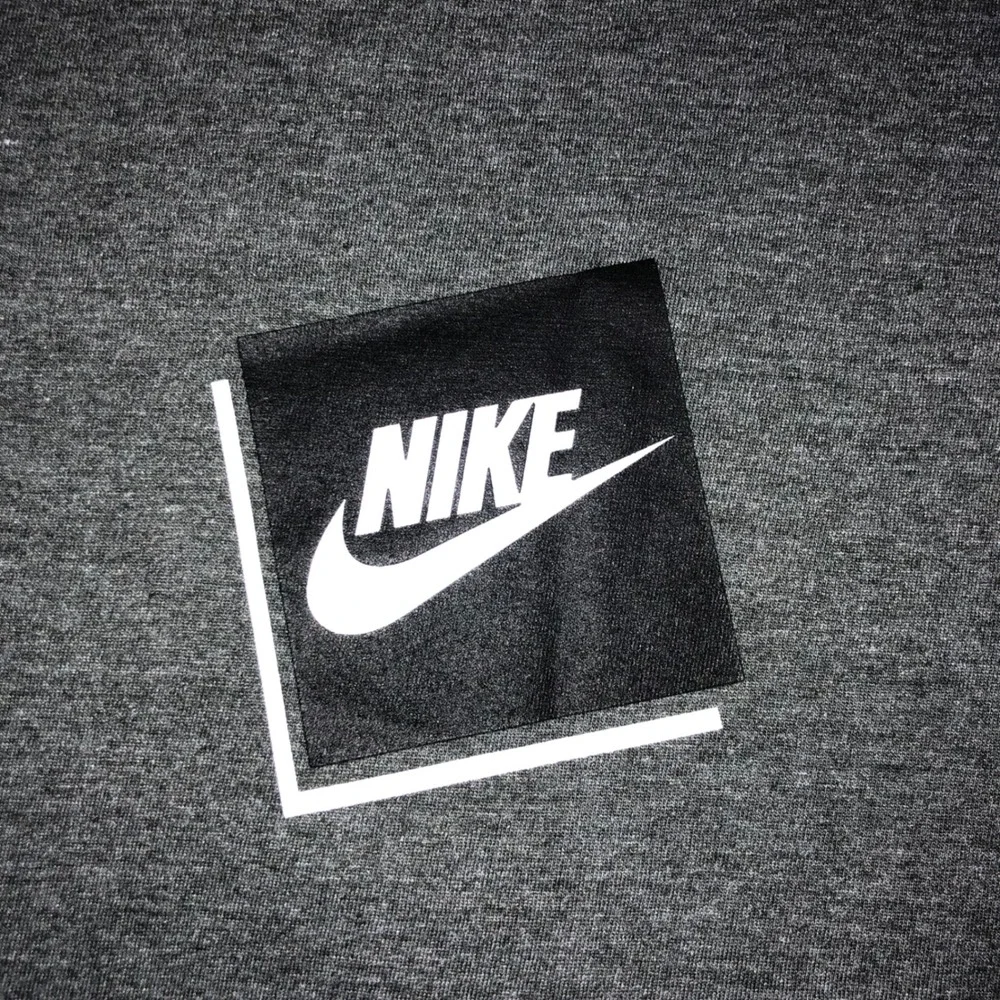 Nike Mens Graphic T-Shirt Charcoal Heather Grey Square Logo Tee Large 00675
